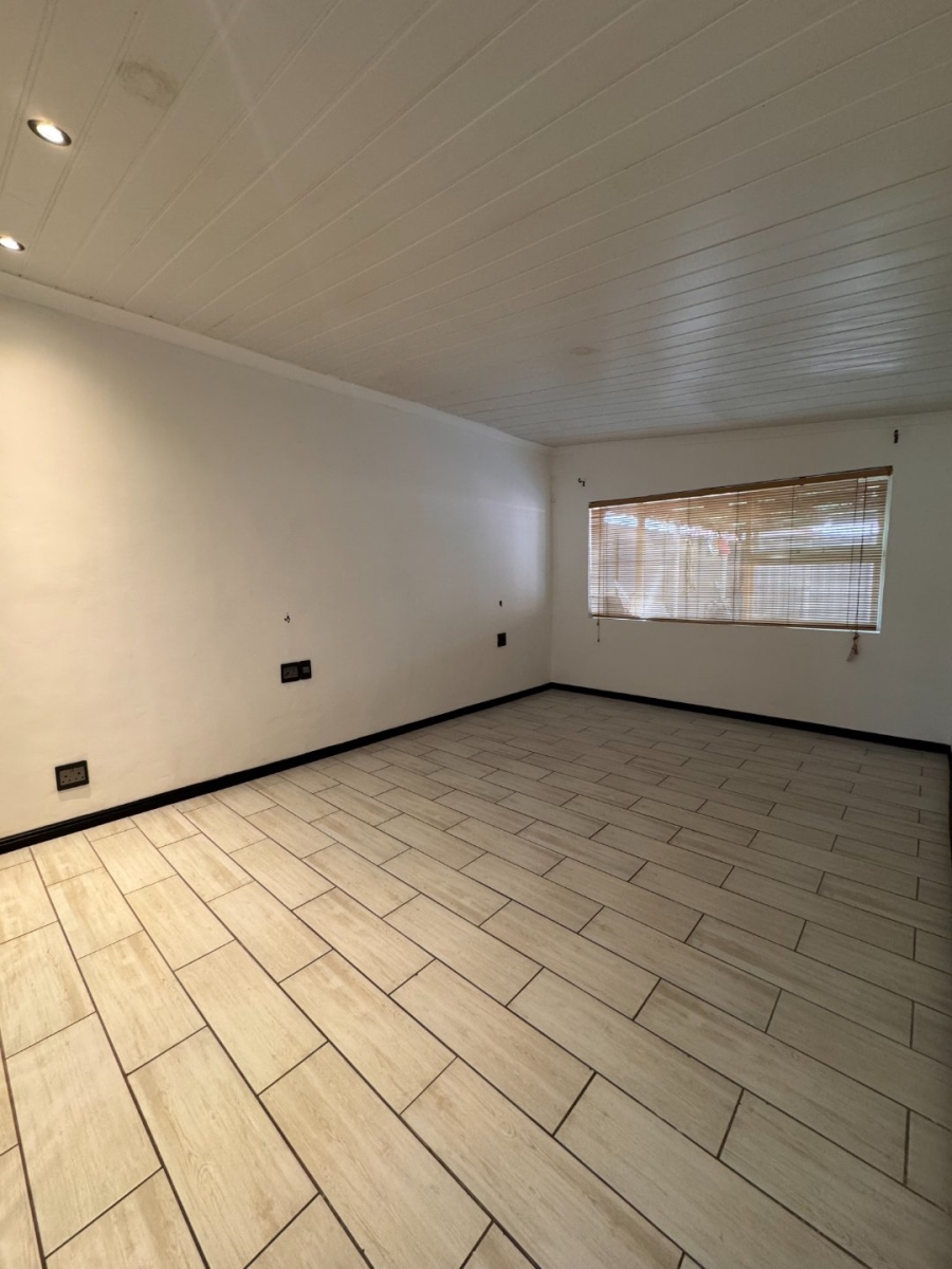 To Let  Bedroom Property for Rent in Goodwood Central Western Cape